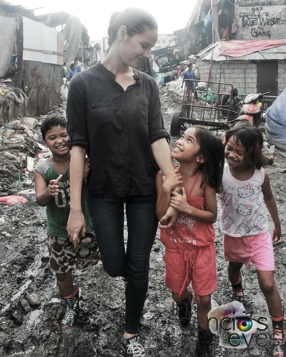 Catriona Gray supported by Friends and Mentor after Miss World 2016 shocking exclusion